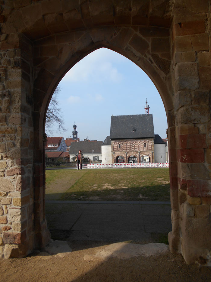 Kloster Lorsch. Blick aus der Ruine der Klosterkirche auf die karolingische Torhalle.